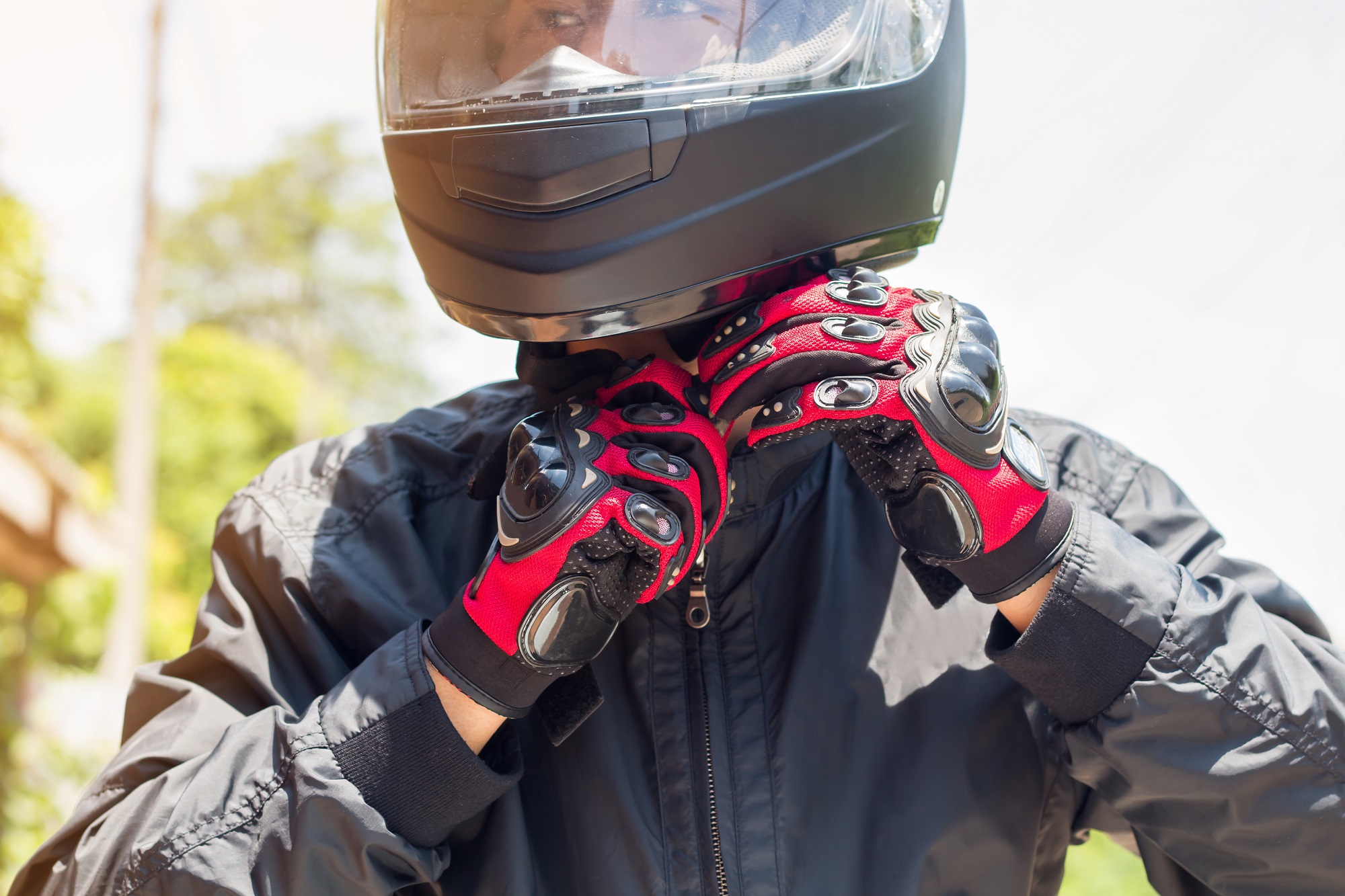 A guide to UK motorcycle helmet law and safety standards | Bikesure